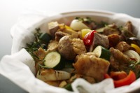 今月のお料理の一つ：知床鶏のモモ肉とゴロゴロ野菜のロースト香草風味